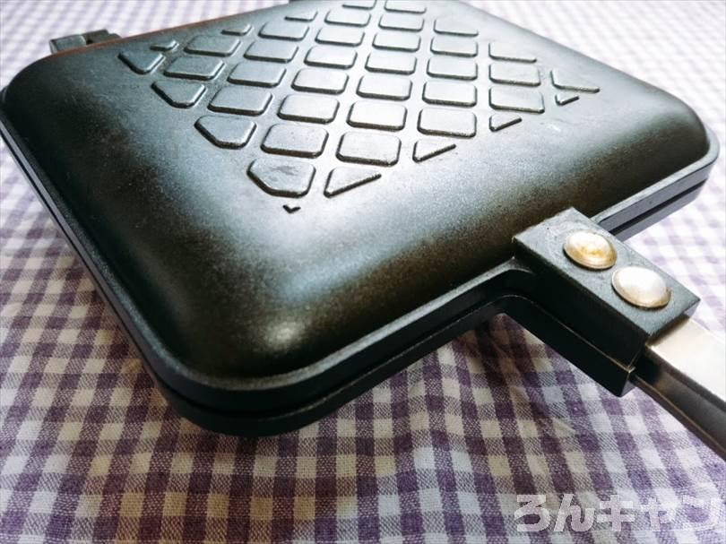 ホットサンドメーカーでツナマヨネーズのランチパックを重ね焼き（チェダーチーズをのせてブラックペッパーをかけるアレンジレシピ）