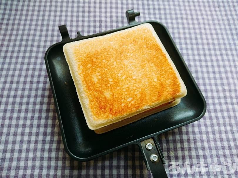 ホットサンドメーカーでツナマヨネーズのランチパックを重ね焼き(チェダーチーズをのせてブラックペッパーをかけるアレンジレシピ)