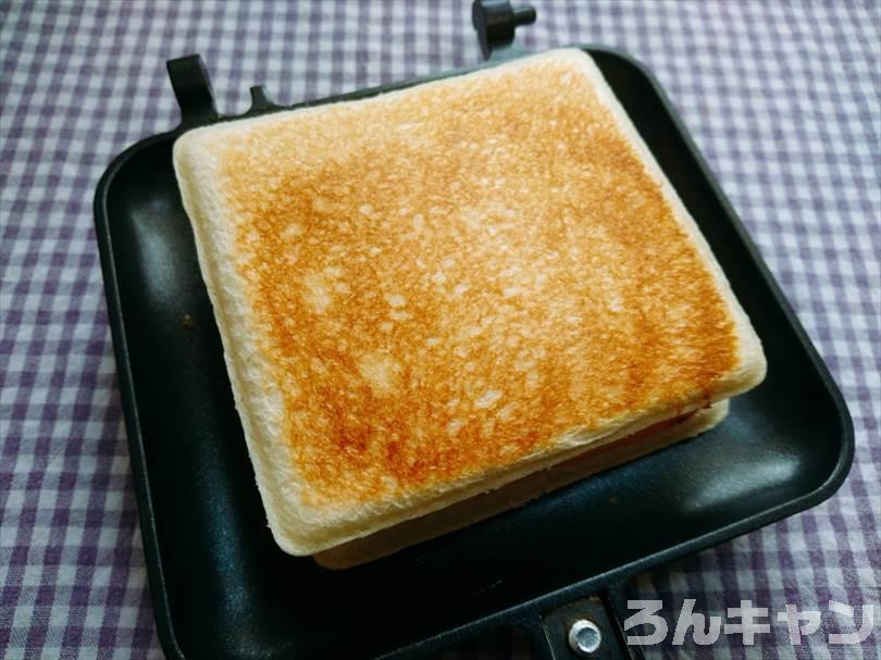 ホットサンドメーカーでツナマヨネーズのランチパックを重ね焼き(チェダーチーズをのせてブラックペッパーをかけるアレンジレシピ)