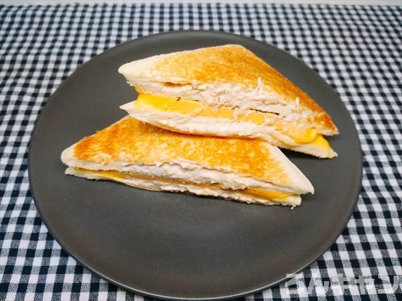 ホットサンドメーカーでツナマヨネーズのランチパックを重ね焼き(チェダーチーズをのせてブラックペッパーをかけるアレンジレシピ)