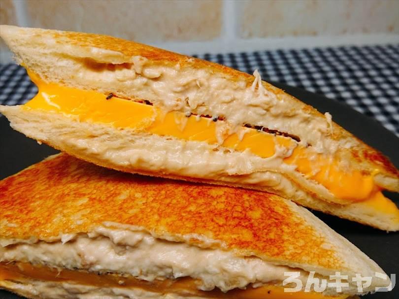 ホットサンドメーカーでツナマヨネーズのランチパックを重ね焼き(チェダーチーズをのせてブラックペッパーをかけるアレンジレシピ)