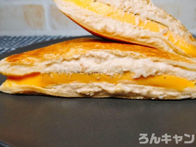 ホットサンドメーカーでツナマヨネーズのランチパックを重ね焼き(チェダーチーズをのせてブラックペッパーをかけるアレンジレシピ)
