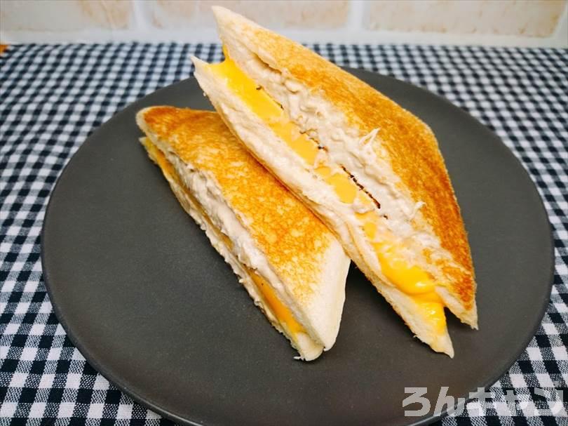 ホットサンドメーカーでツナマヨネーズのランチパックを重ね焼き(チェダーチーズをのせてブラックペッパーをかけるアレンジレシピ)