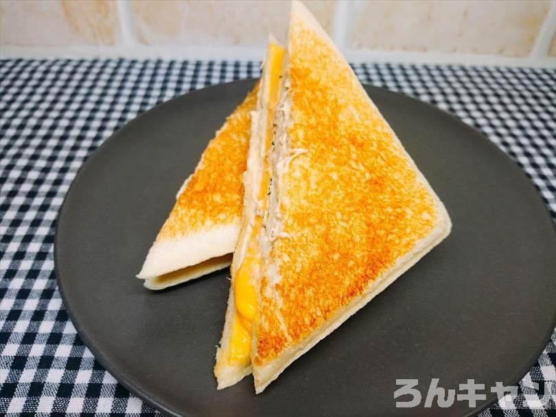 ホットサンドメーカーでツナマヨネーズのランチパックを重ね焼き(チェダーチーズをのせてブラックペッパーをかけるアレンジレシピ)