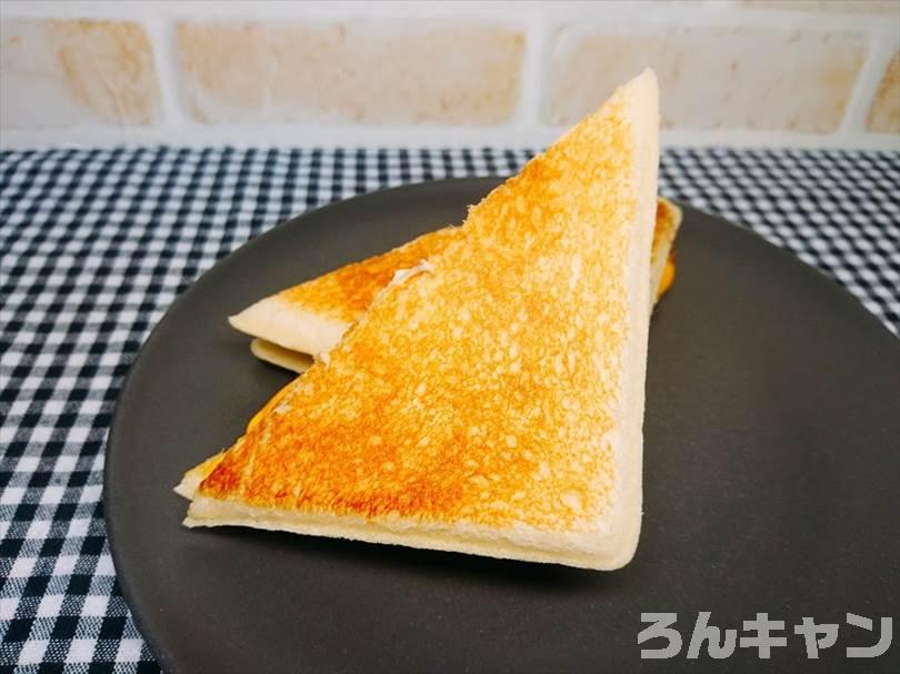 ホットサンドメーカーでツナマヨネーズのランチパックを重ね焼き(チェダーチーズをのせてブラックペッパーをかけるアレンジレシピ)