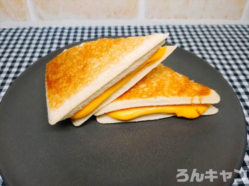 ホットサンドメーカーでツナマヨネーズのランチパックを重ね焼き(チェダーチーズをのせてブラックペッパーをかけるアレンジレシピ)