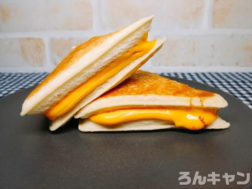 ホットサンドメーカーでツナマヨネーズのランチパックを重ね焼き(チェダーチーズをのせてブラックペッパーをかけるアレンジレシピ)