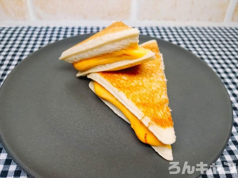 ホットサンドメーカーでツナマヨネーズのランチパックを重ね焼き(チェダーチーズをのせてブラックペッパーをかけるアレンジレシピ)