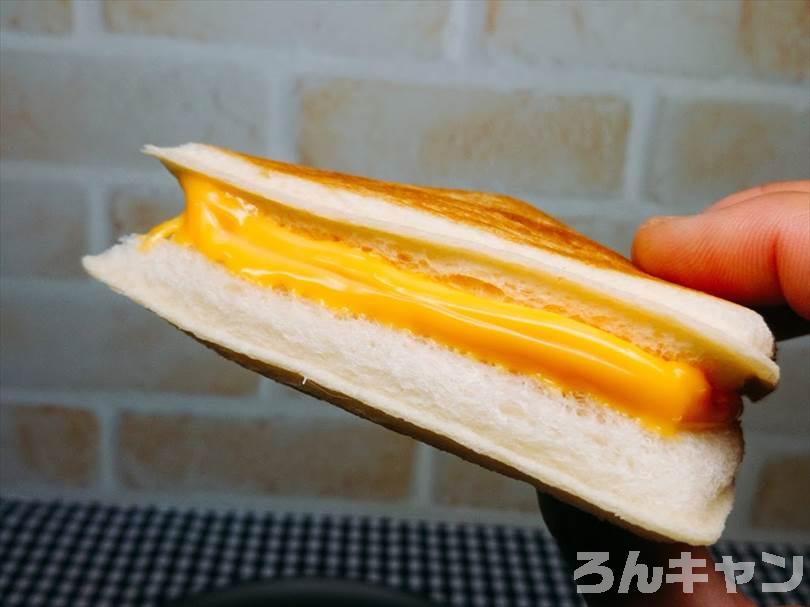 ホットサンドメーカーでツナマヨネーズのランチパックを重ね焼き(チェダーチーズをのせてブラックペッパーをかけるアレンジレシピ)