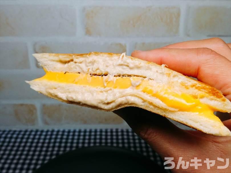 ホットサンドメーカーでツナマヨネーズのランチパックを重ね焼き(チェダーチーズをのせてブラックペッパーをかけるアレンジレシピ)