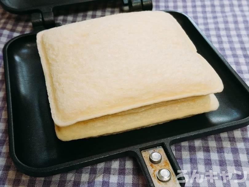 ホットサンドメーカーで焼く前のランチパック（ツナマヨネーズ）