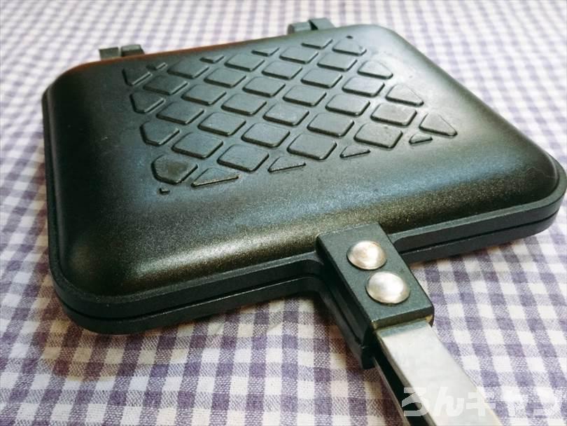 ホットサンドメーカーで焼く前のランチパック（ツナマヨネーズ）