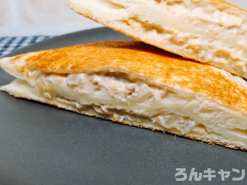 ホットサンドメーカーで焼いたランチパック(ツナマヨネーズ)を半分に切った状態