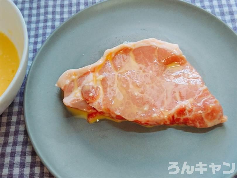 バッター液につけた豚ロース肉