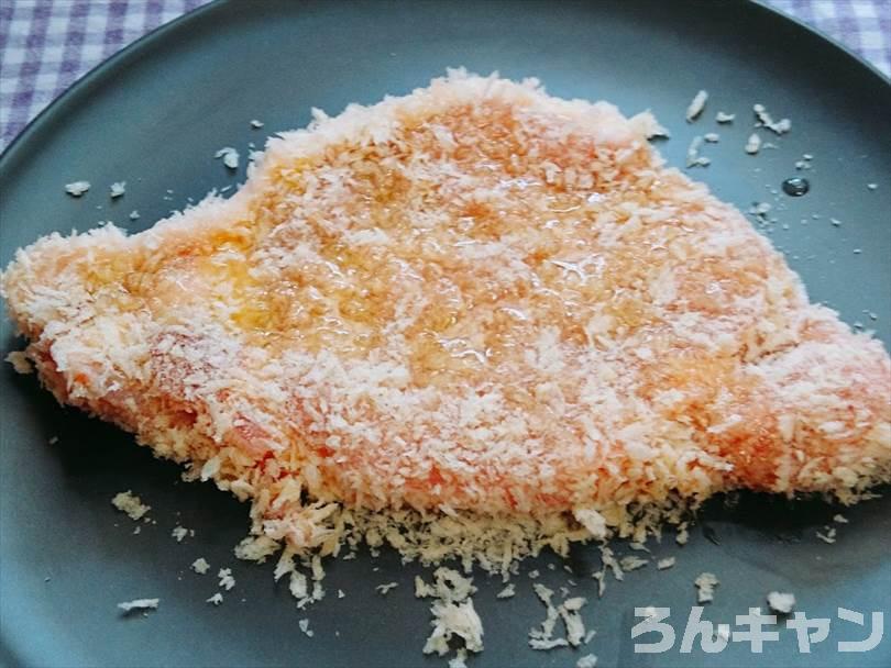 パン粉にサラダ油をまわしかける