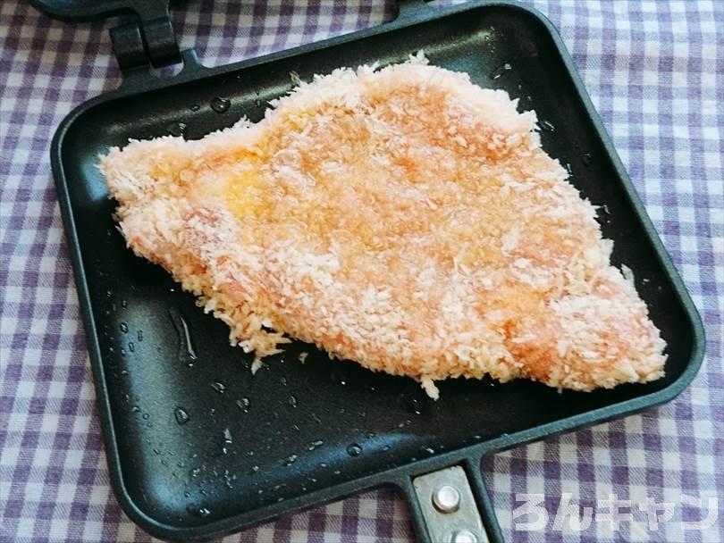 ホットサンドメーカーで焼く前のとんかつ