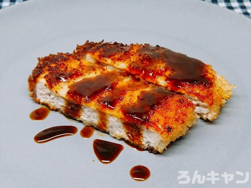 ホットサンドメーカーで焼いたとんかつにソースをかけて食べる