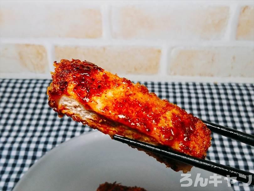 ホットサンドメーカーで焼いたとんかつにソースをかけて食べる