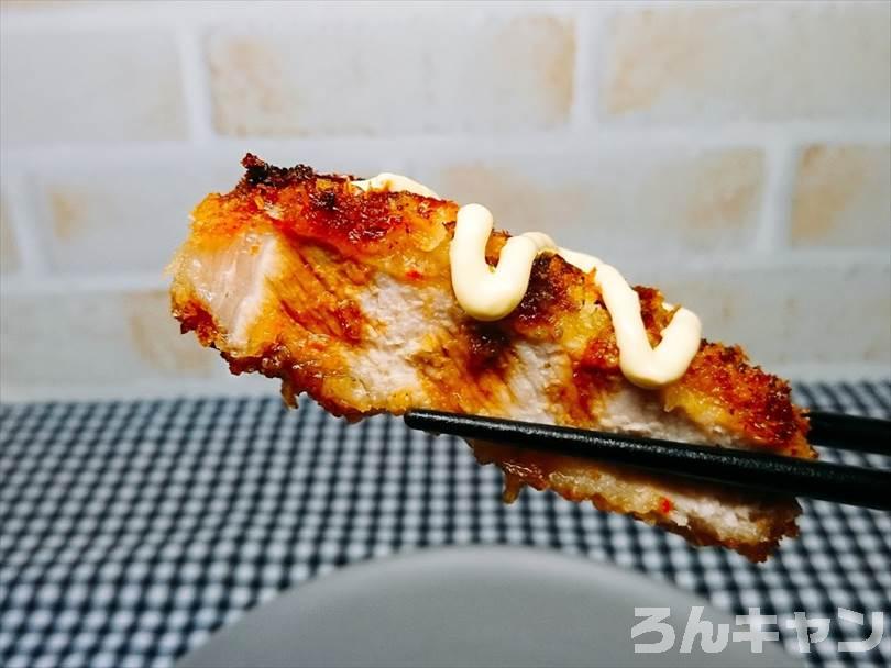 ホットサンドメーカーで焼いたとんかつにソースとマヨネーズをつけて食べる