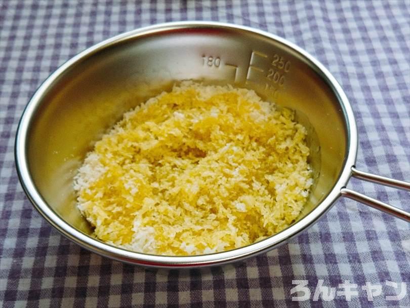 パン粉にオリーブオイルをかけたもの