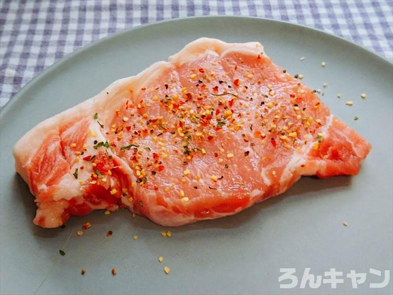豚ロース肉にほりにしをかけて下味をつける