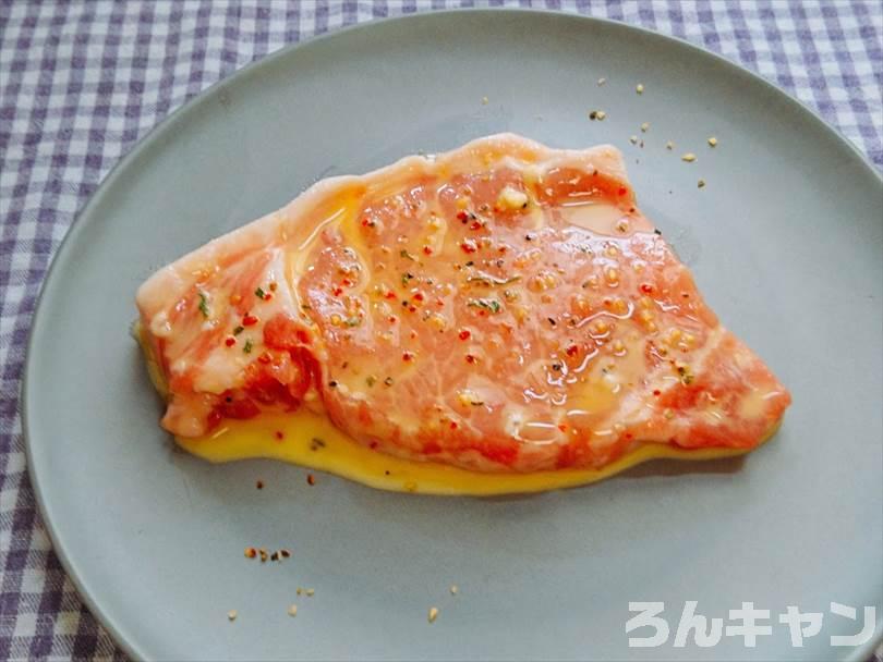 豚ロース肉をバッター液につける
