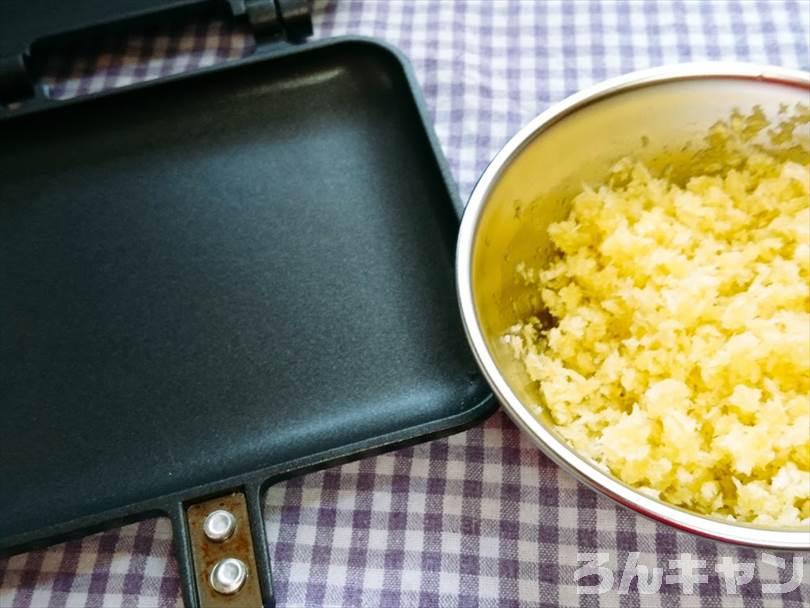 ホットサンドメーカーにオリーブオイルをかけて混ぜでたパン粉をのせる