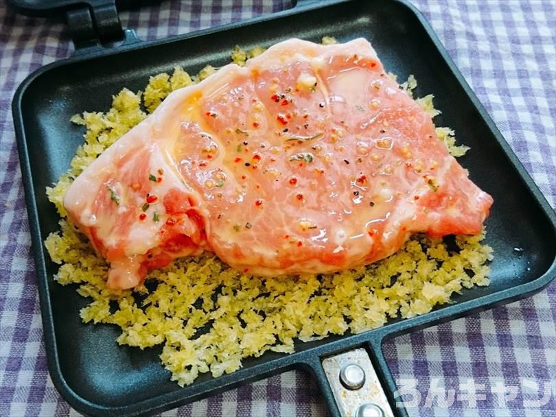 パン粉の上に豚ロース肉をのせる