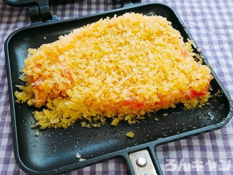 ホットサンドメーカーで焼く前のとんかつ（パン以外も焼ける人気レシピ）