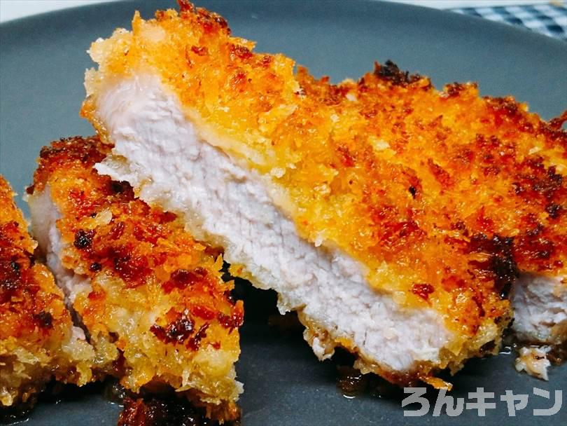 ホットサンドメーカーで焼いたとんかつを切ってお皿に盛り付けた状態