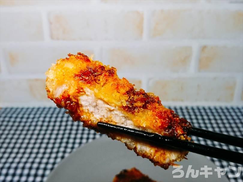 ホットサンドメーカーで焼いたとんかつにソースをかけて食べる