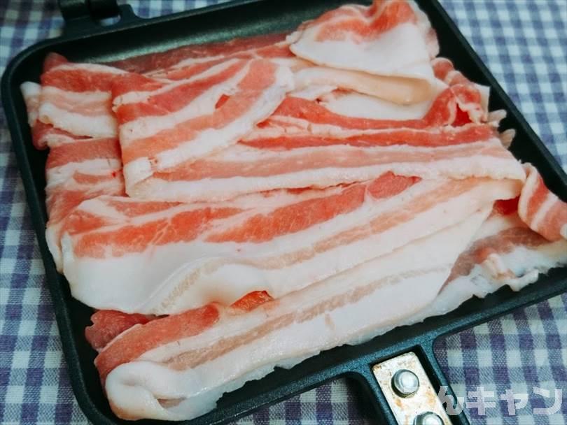 ホットサンドメーカーで焼く前の豚キムチチーズ