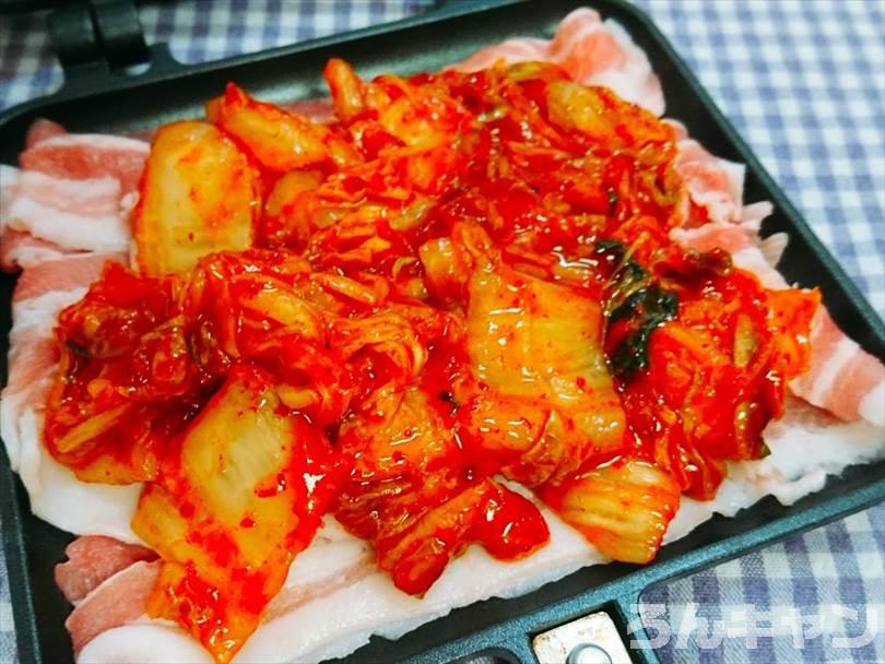 ホットサンドメーカーで焼く前の豚キムチチーズ