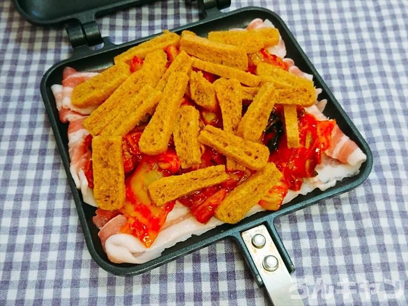 ホットサンドメーカーで焼く前の豚キムチチーズ
