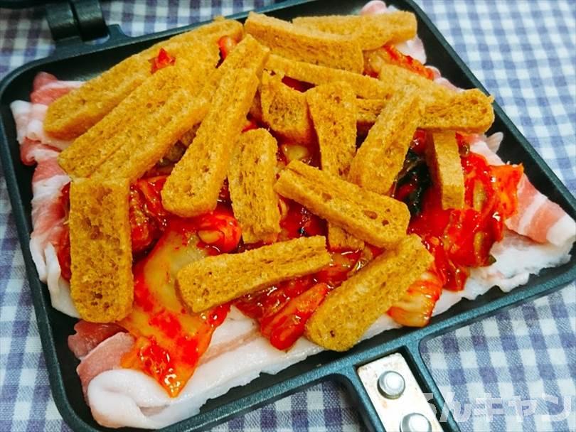ホットサンドメーカーで焼く前の豚キムチチーズ