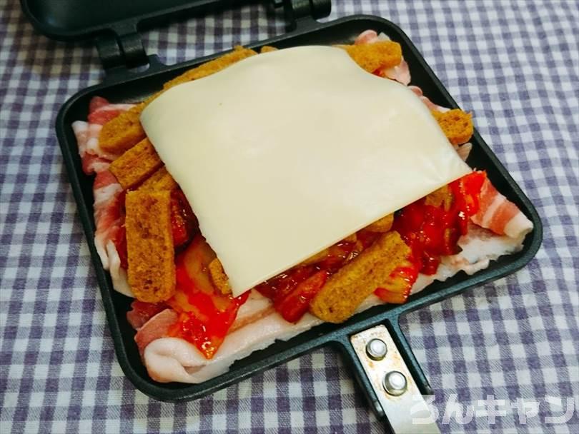 ホットサンドメーカーで焼く前の豚キムチチーズ