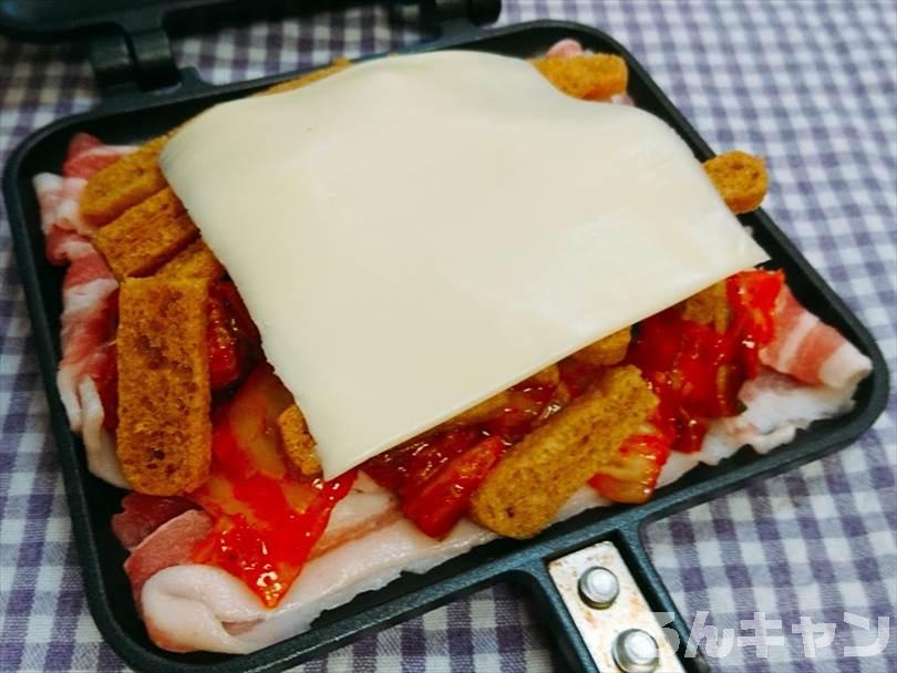 ホットサンドメーカーで焼く前の豚キムチチーズ