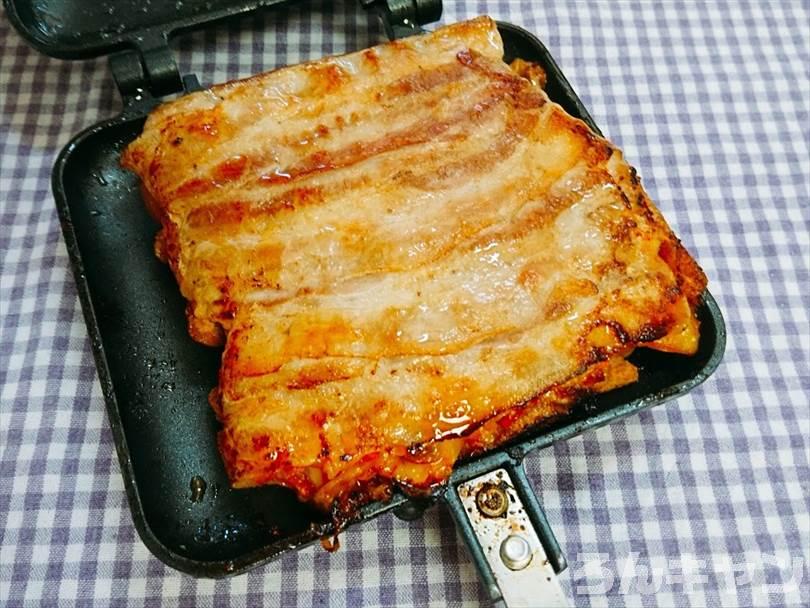 ホットサンドメーカーで焼いた豚キムチチーズ