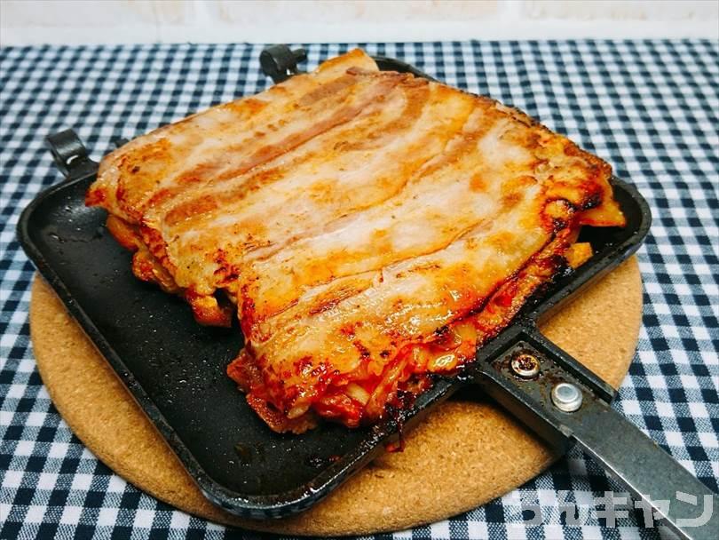ホットサンドメーカーで焼いた豚キムチチーズ