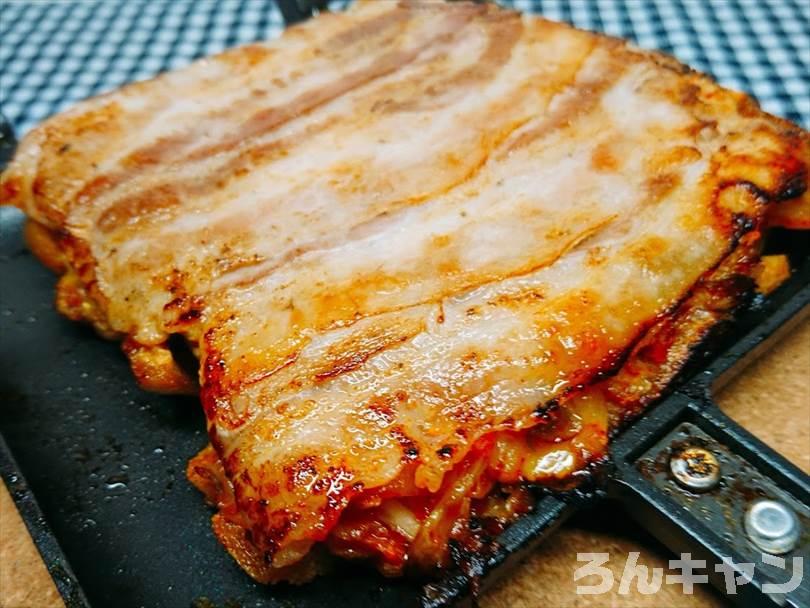 ホットサンドメーカーで焼いた豚キムチチーズ