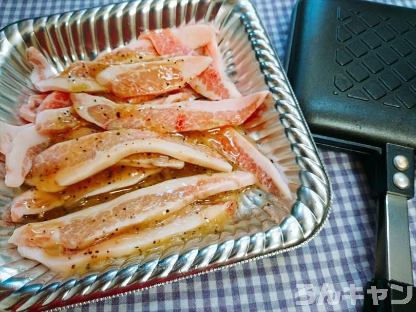 ホットサンドメーカーで焼く前の豚トロ