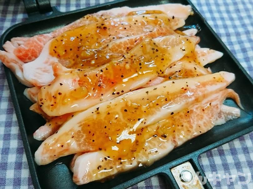 ホットサンドメーカーで焼く前の豚トロ