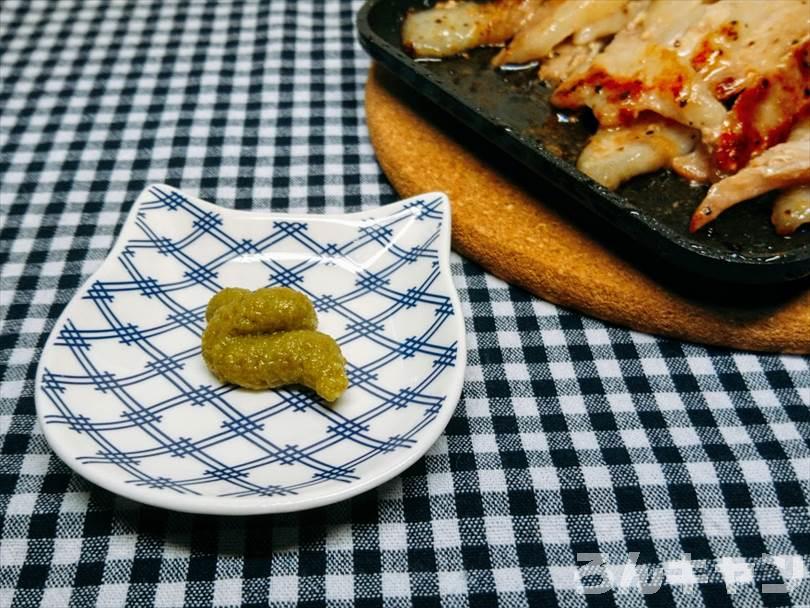 ホットサンドメーカーで焼いた豚トロに柚子胡椒をつけて食べる