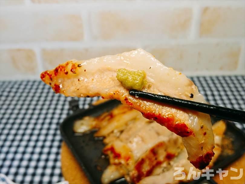 ホットサンドメーカーで焼いた豚トロに柚子胡椒をつけて食べる