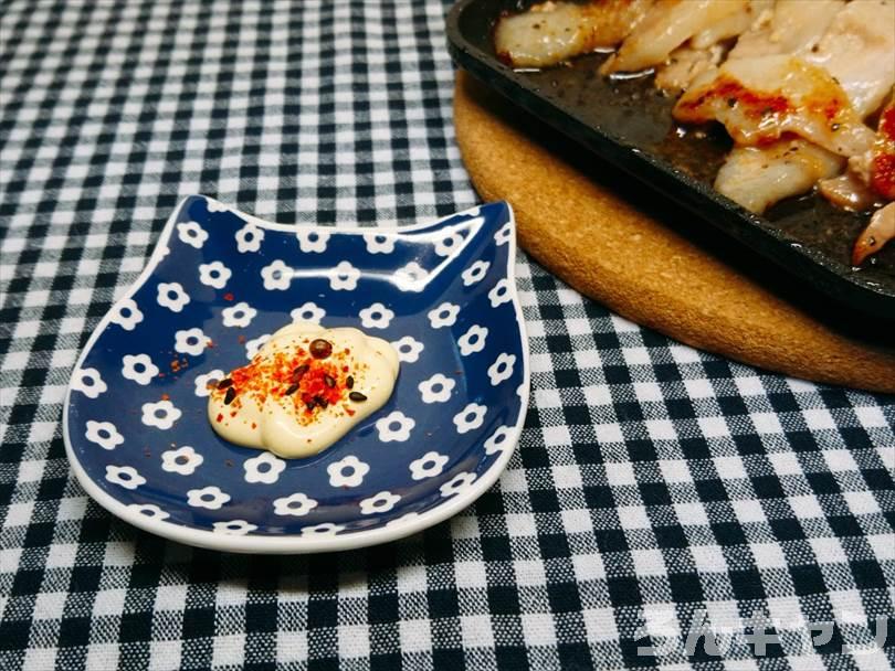 ホットサンドメーカーで焼いた豚トロに七味マヨネーズをつけて食べる