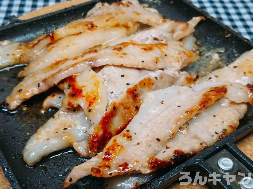 ホットサンドメーカーで焼いた豚トロ
