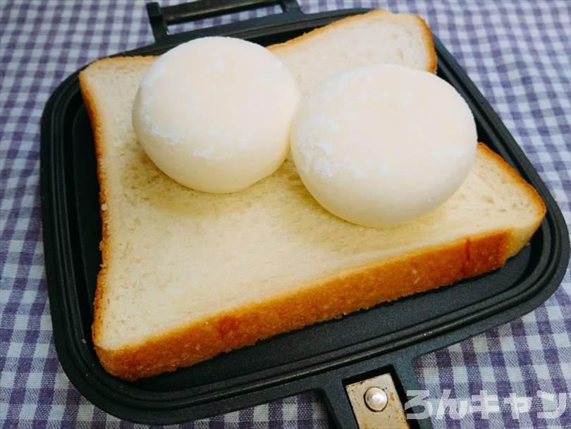 ホットサンドメーカーで焼く前の雪見だいふくホットサンド