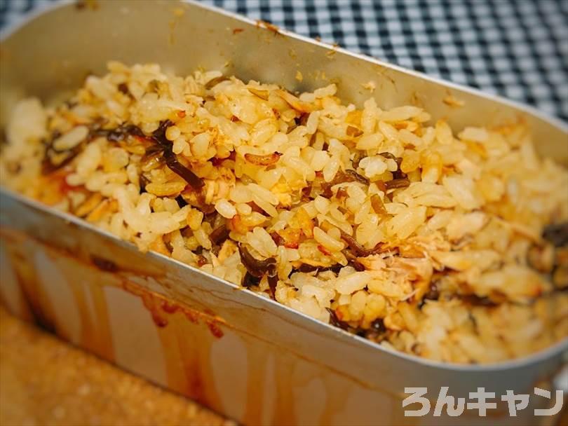 おうちキャンプでダイソーメスティンでつくった塩昆布とツナの炊き込みご飯