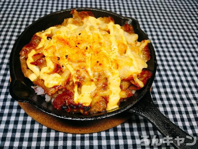 ダイソーのスキレットで焼肉丼を焼く（チーズとマヨネーズをトッピング）