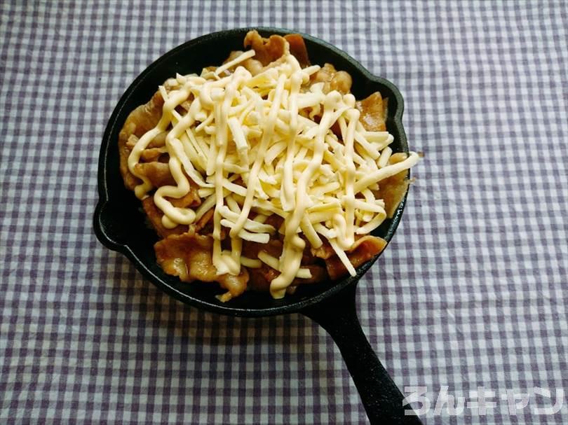 ダイソーのスキレットで焼肉丼を焼く（チーズとマヨネーズをトッピング）